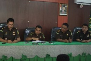 Jajaran Kejari Kuningan memberikan keterangan Pers usai memeriksa 3 legislator kaitan kasus dugaan korupsi DBH Migas 2013/2014